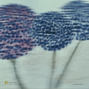 Abstraktes, weich verwischtes Blumenbild in Blau- und Violetttönen auf hellem Hintergrund.