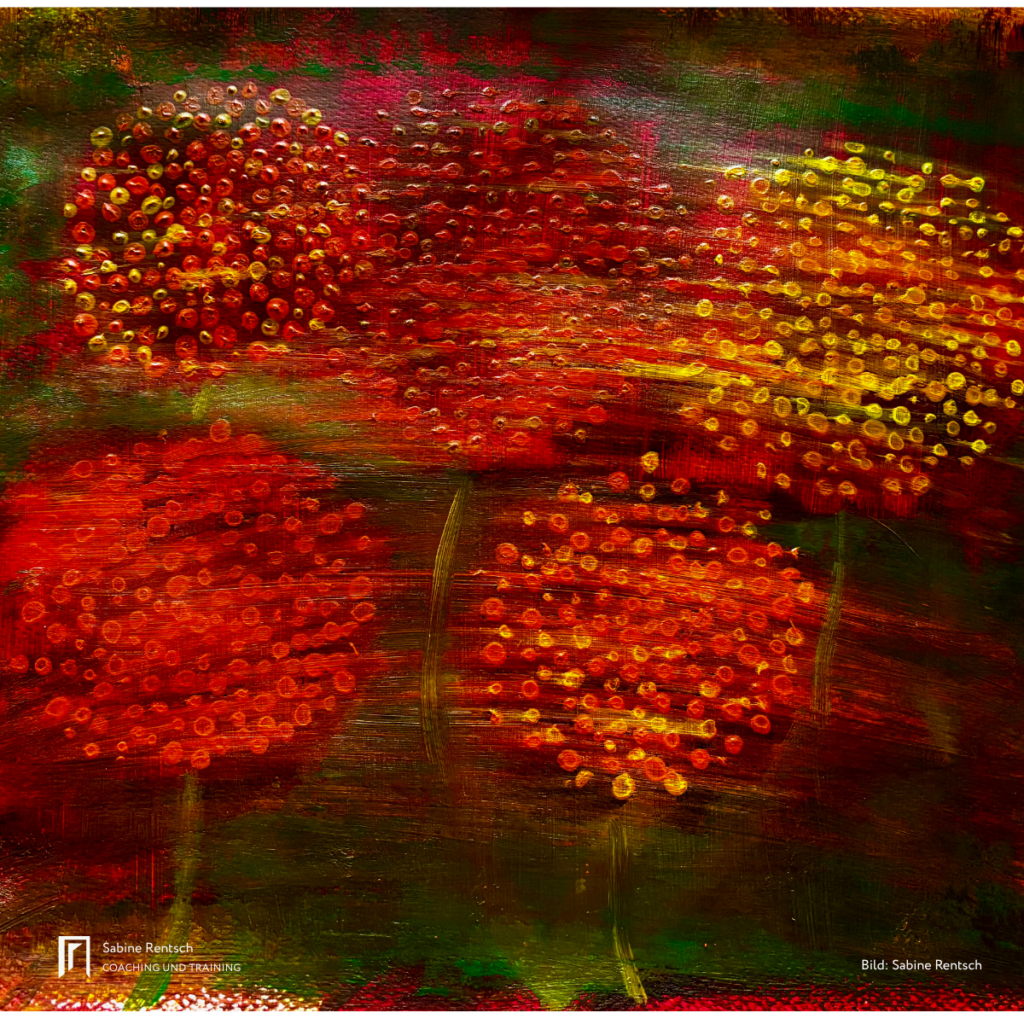 Abstraktes Blumenbild mit kräftigen Rot-, Orange- und Gelbtönen auf dunklem, grünlichem Hintergrund.
(Bild: Sabine Rentsch)
